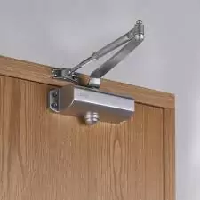 Puerta de madera con cierrapuertas